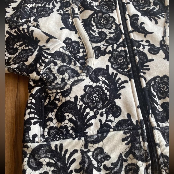 RARE- Size 12 WHITE AND BLACK LULULEMON SCUBA - Picture 4 of 14